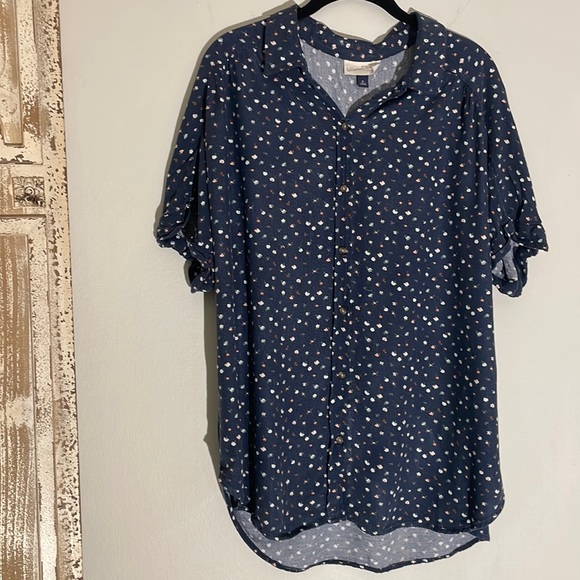 UNIVERSAL THREADS BLU FLOWER PRINT BUTTON UP SHORT SLEEVE TOP - Picture 2 of 6